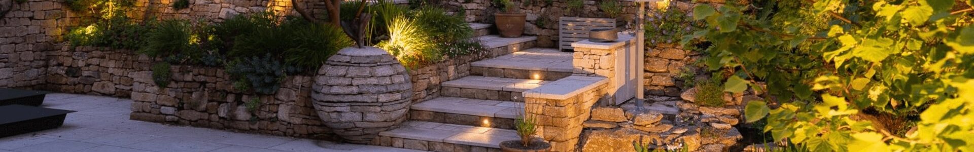 Lighting-in-outdoor-garden-patio-upstairs-with-plants