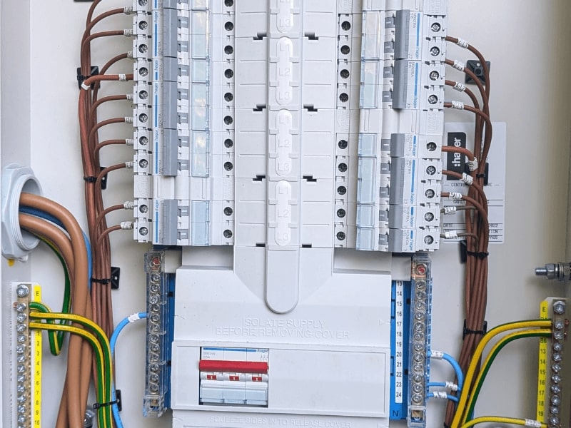 neatly-wired-fuse-box